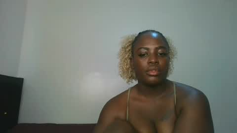 Snapshot of avian_babe1 chatting on July 22, 2026, 10:18 am avian_babe1 online show from July 22, 2026, 10:18 am