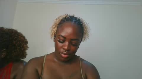 Snapshot of avian_babe1 chatting on July 22, 2026, 10:23 pm avian_babe1 online show from July 22, 2026, 10:23 pm