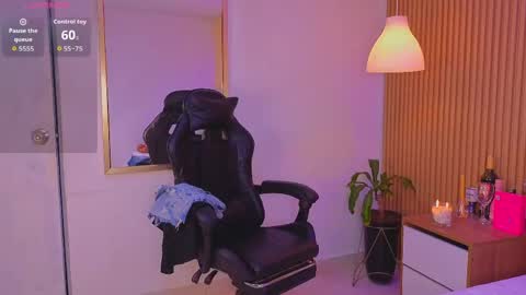 Snapshot of avis_lara chatting on May 28, 2026, 10:07 pm AVIS online show from May 28, 2026, 10:07 pm