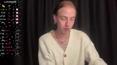 avril_pearly_ online show from December 8, 2024, 4:39 pm