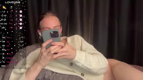 avril_pearly_ online show from December 8, 2024, 7:54 pm