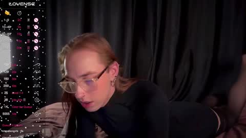 avril_pearly_ online show from October 26, 2025, 8:26 pm