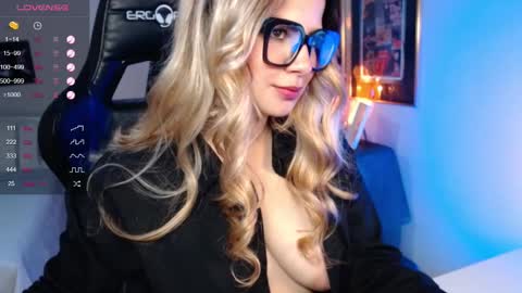 Snapshot of avrill_morgan chatting on March 7, 2025, 7:38 pm Avrill Morgan online show from March 7, 2025, 7:38 pm
