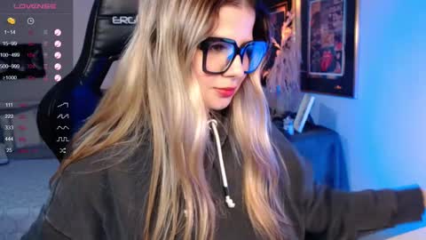 Snapshot of avrill_morgan chatting on March 9, 2025, 9:14 pm Avrill Morgan online show from March 9, 2025, 9:14 pm