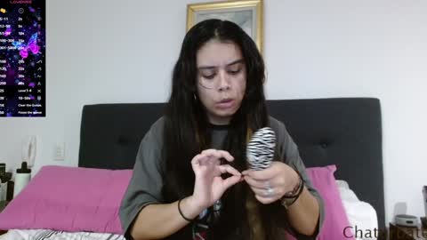 Snapshot of avrilthompson_ chatting on January 29, 2025, 12:12 am Avril Thompson online show from January 29, 2025, 12:12 am