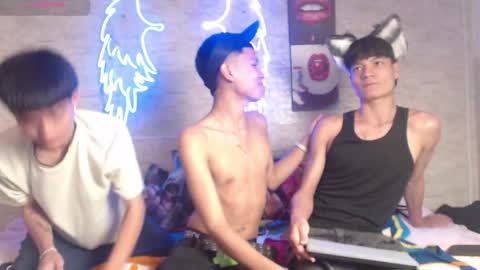 Snapshot of axel_milo_and_kairo chatting on November 30, 2025, 4:05 am axel_milo_and_kairo online show from November 30, 2025, 4:05 am