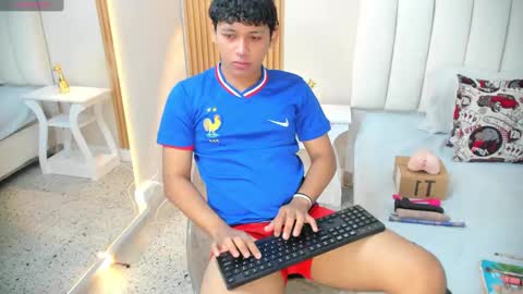 Snapshot of axel_ps chatting on November 7, 2025, 4:01 am Alex online show from November 7, 2025, 4:01 am