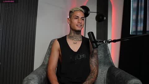 Agustin online show from December 13, 2024, 8:58 pm