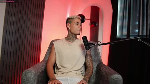 Agustin online show from December 14, 2024, 9:13 pm