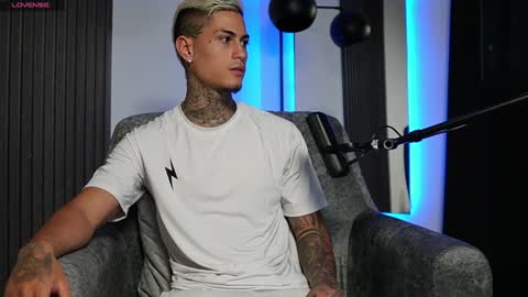 Agustin online show from December 17, 2024, 10:43 pm