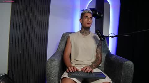 Agustin online show from December 18, 2024, 11:51 pm