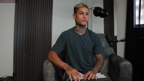 Agustin online show from December 30, 2024, 3:57 pm