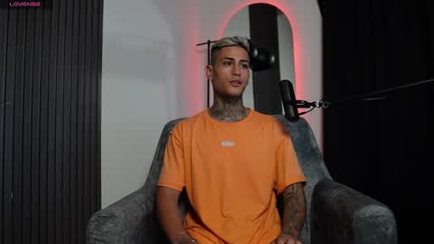 Agustin online show from December 31, 2024, 11:49 pm