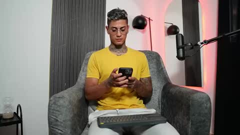 Agustin online show from February 12, 2025, 9:54 pm