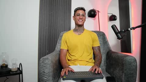 Agustin online show from February 13, 2025, 12:57 am