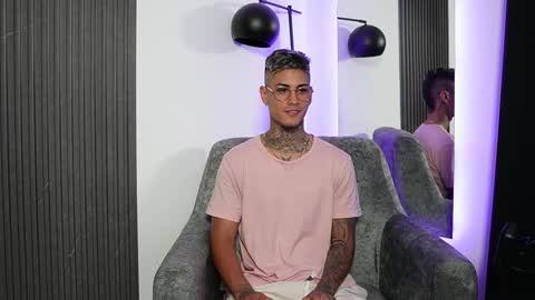 Agustin online show from February 17, 2025, 9:08 pm