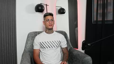 Agustin online show from February 18, 2025, 9:53 pm