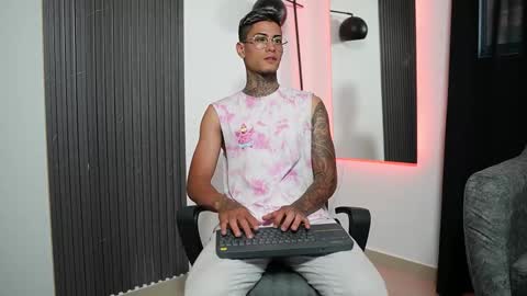 Agustin online show from February 25, 2025, 10:07 pm