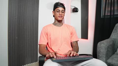 Agustin online show from February 27, 2025, 9:25 pm