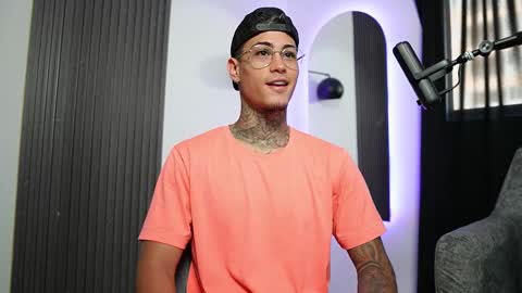 Agustin online show from March 2, 2025, 3:16 pm