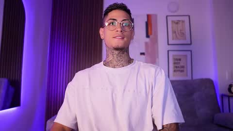 Agustin online show from March 10, 2025, 9:07 pm