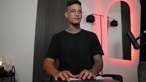 Agustin online show from March 12, 2025, 9:24 pm