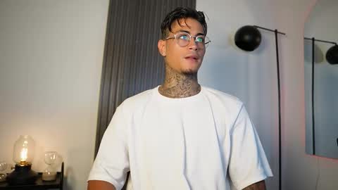 Agustin online show from September 11, 2025, 5:13 pm