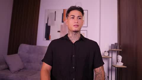 Agustin online show from September 25, 2025, 6:33 pm