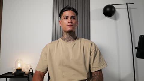 Agustin online show from October 4, 2025, 7:01 pm