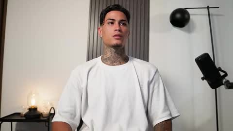 Agustin online show from October 8, 2025, 12:30 am