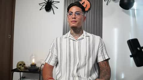 Agustin online show from October 31, 2025, 8:54 pm