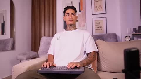 Agustin online show from November 6, 2025, 3:57 pm