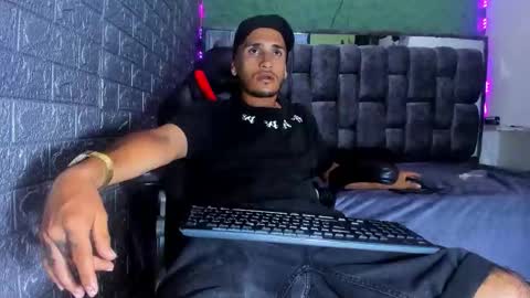 Axell Cross2 online show from October 20, 2025, 6:30 pm