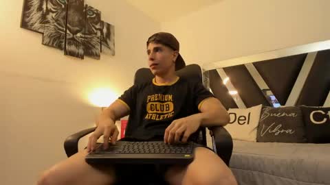 axelmartinezz online show from April 22, 2026, 8:43 pm