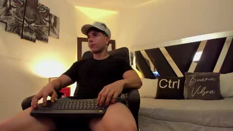 axelmartinezz online show from July 2, 2026, 9:54 pm