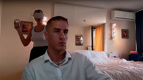 Axl online show from October 8, 2025, 8:01 am