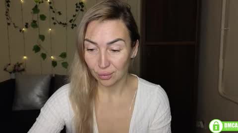 Jully online show from December 14, 2025, 6:23 pm