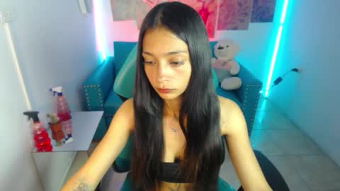 aylanny_m online show from November 21, 2025, 4:27 pm
