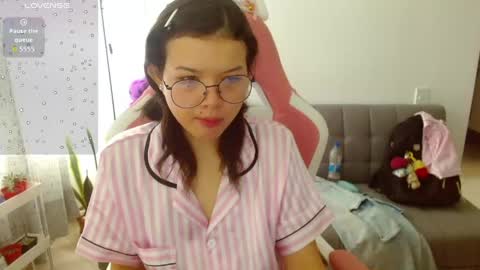 Snapshot of azu_chan chatting on June 6, 2026, 12:32 pm Azu online show from June 6, 2026, 12:32 pm