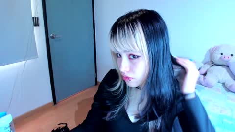 Azu Moure online show from December 7, 2024, 8:38 pm