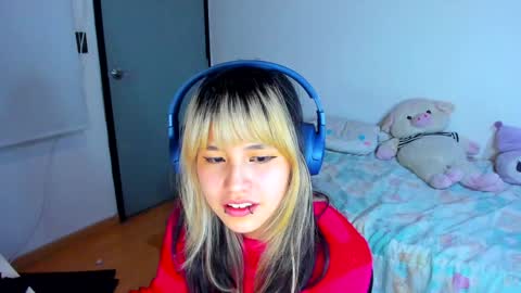 Azu Moure online show from December 24, 2024, 4:22 am