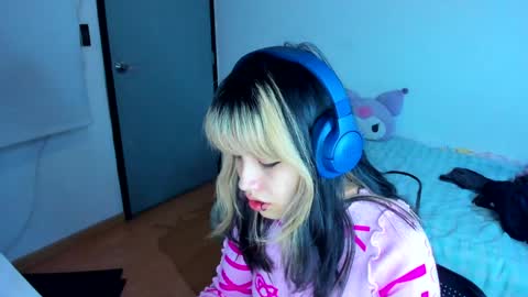 Azu Moure online show from December 27, 2024, 5:42 am