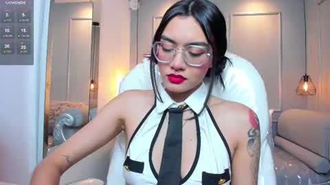 Azura online show from December 4, 2025, 7:44 pm