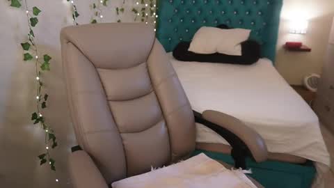 Snapshot of babyangiee chatting on December 19, 2025, 10:17 pm Instagram online show from December 19, 2025, 10:17 pm