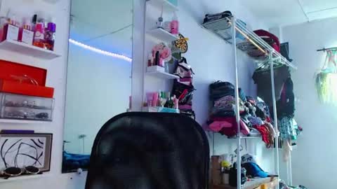 babybombom08 online show from June 18, 2026, 7:07 pm