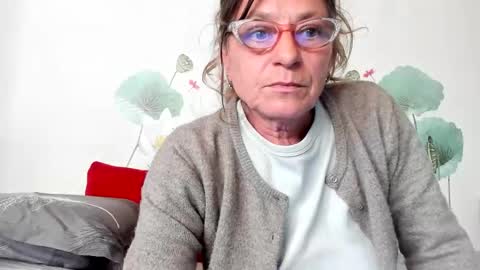 Gina online show from April 18, 2026, 2:43 pm