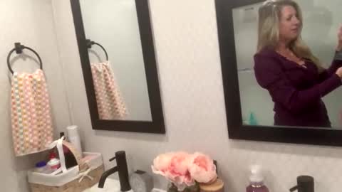 Snapshot of baingram1 chatting on January 1, 2025, 1:04 am Happy Girl online show from January 1, 2025, 1:04 am