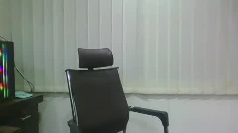 Snapshot of ballbustingslave1987nolimits chatting on December 9, 2024, 12:08 pm Ballbusting Slave online show from December 9, 2024, 12:08 pm