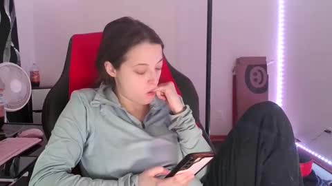 Snapshot of bambiboo8113 chatting on February 24, 2025, 4:05 am bambiboo8113 online show from February 24, 2025, 4:05 am