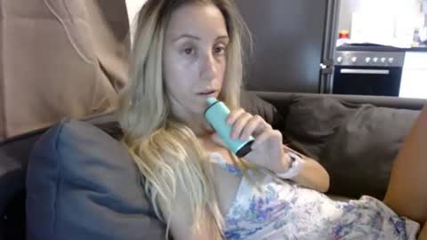 Snapshot of barelylegalblondy chatting on June 29, 2026, 5:02 pm Lena online show from June 29, 2026, 5:02 pm